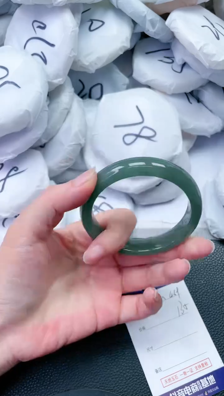 【闪购商品】石英质玉手镯未镶嵌M469