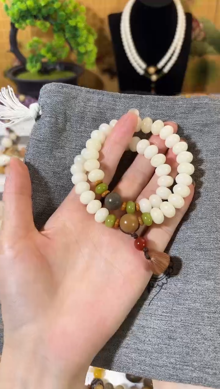 手串菩提根/象牙果白色多圈（换莲花）