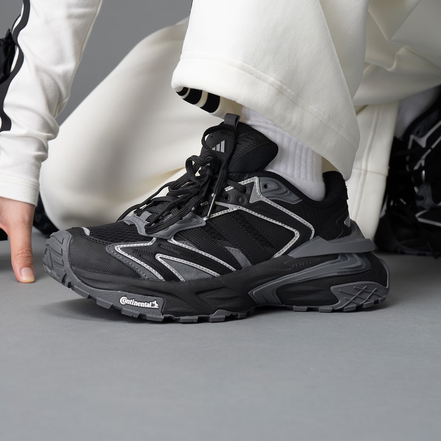 阿迪达斯/adidas黑色情侣款防滑舒适耐磨休闲老爹鞋 JQ1666