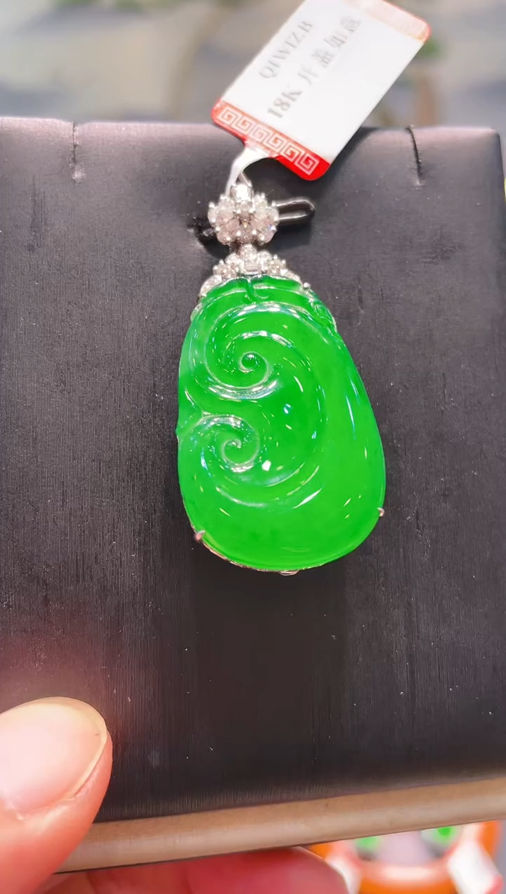 翡翠18K金镶嵌颈饰翡翠18