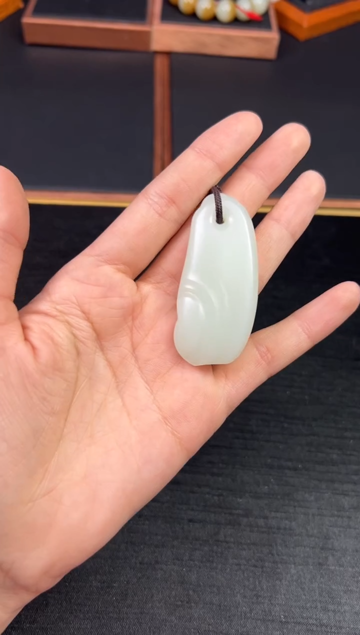 【闪购商品】和田玉吊坠(赠链)未镶嵌且末微色差米达