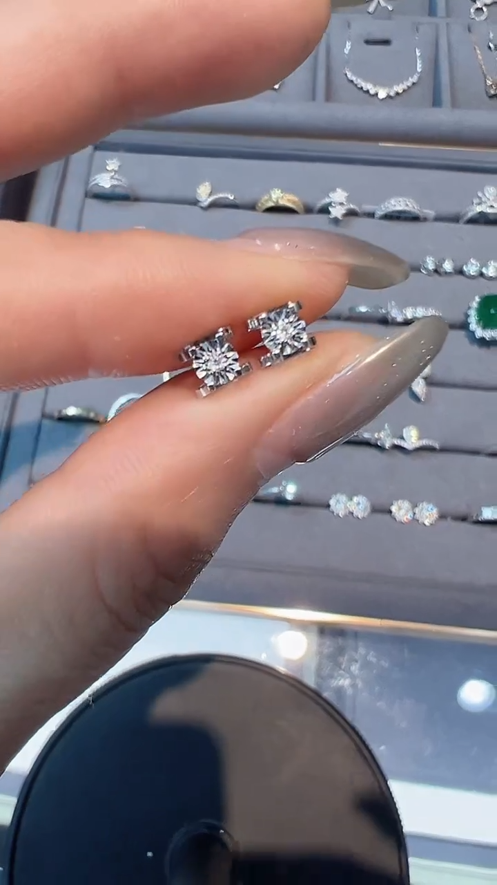 【闪购商品】钻石耳饰18K金镶嵌耳钉