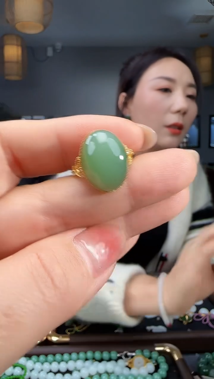 18K金镶嵌戒指和田玉1