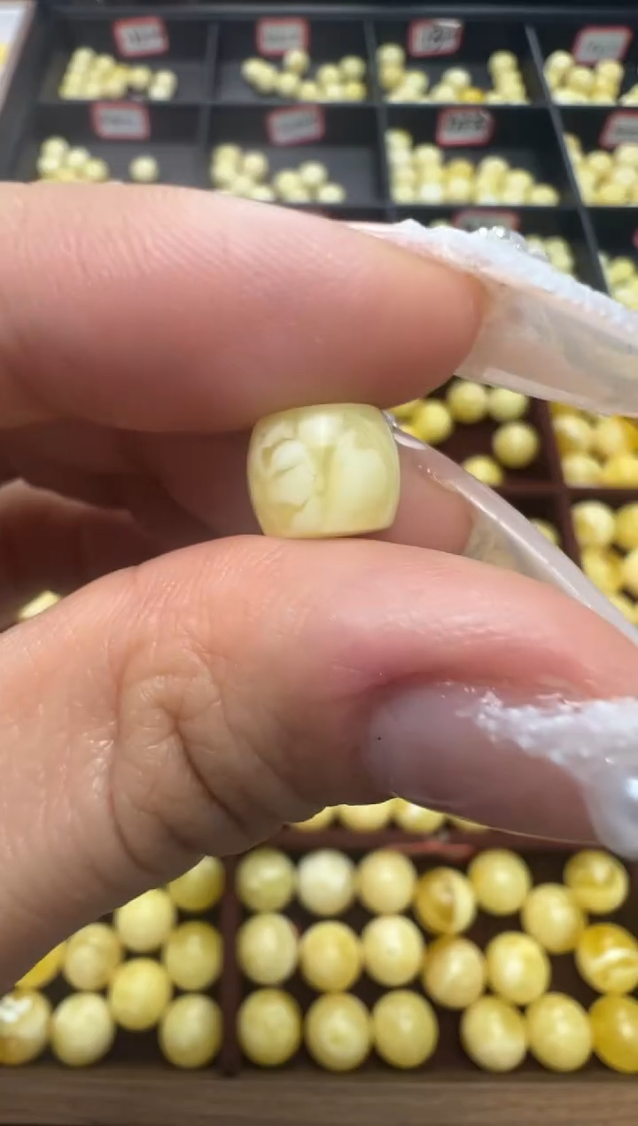 【闪购商品】蜜蜡裸石未镶嵌俄料微瑕9*7.5mm0.44克