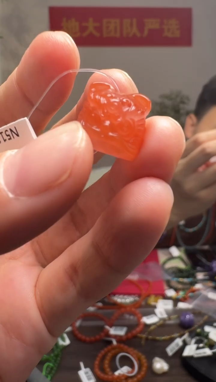 未镶嵌吊坠南红玛瑙南红醒狮雕刻件吊坠（通孔）