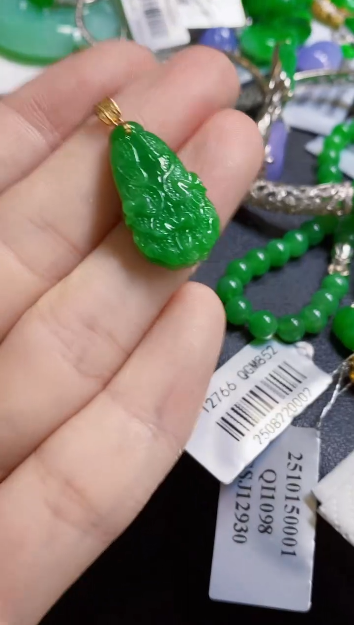 颈饰18K金镶嵌翡翠白菜