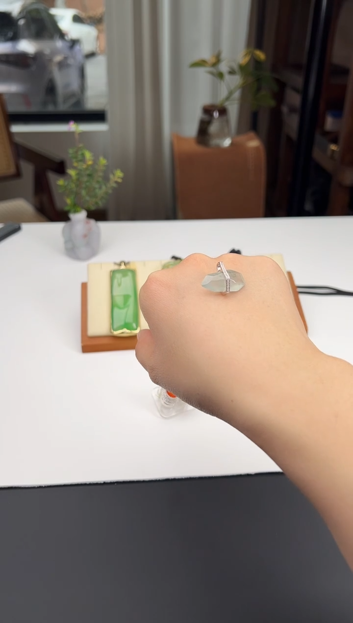 颈饰18K金镶嵌翡翠拾光