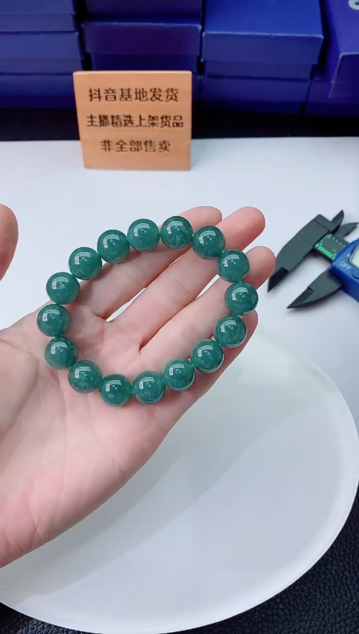 翡翠未镶嵌颈饰   `