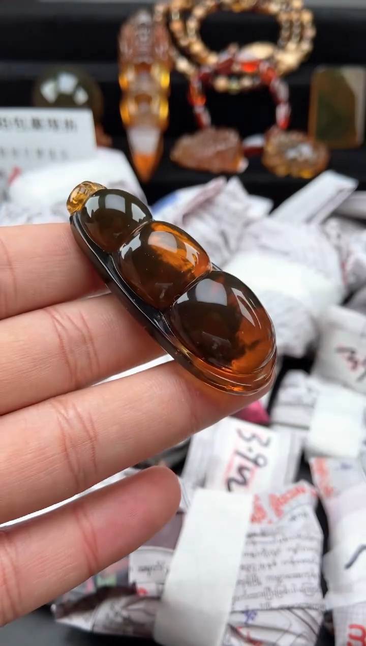 【闪购商品】琥珀颈饰未镶嵌植物珀四季豆吊坠