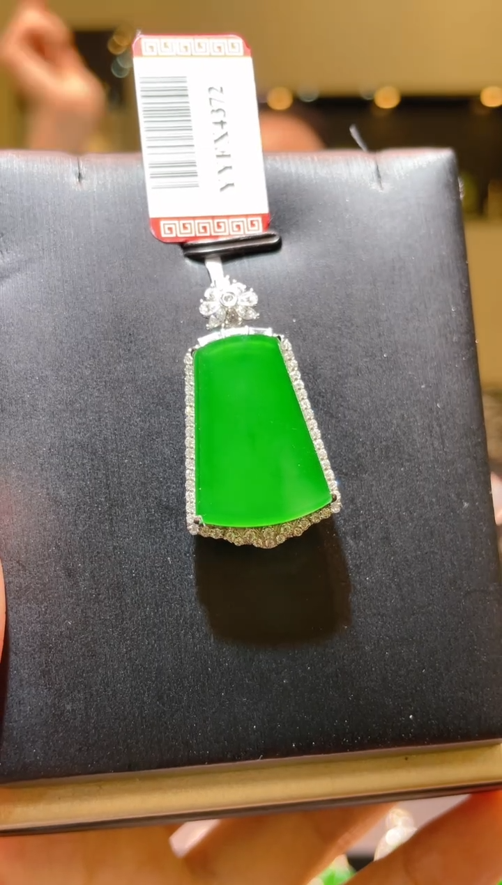 【闪购商品】翡翠吊坠(赠链)18K金镶嵌A32