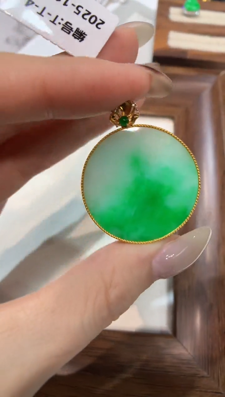 颈饰18K金镶嵌翡翠无事牌
