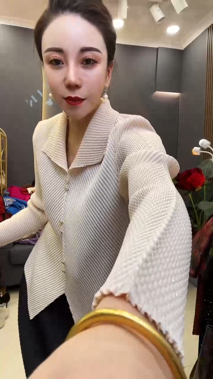 聚酯纤维（涤纶）米白色 翻领衫