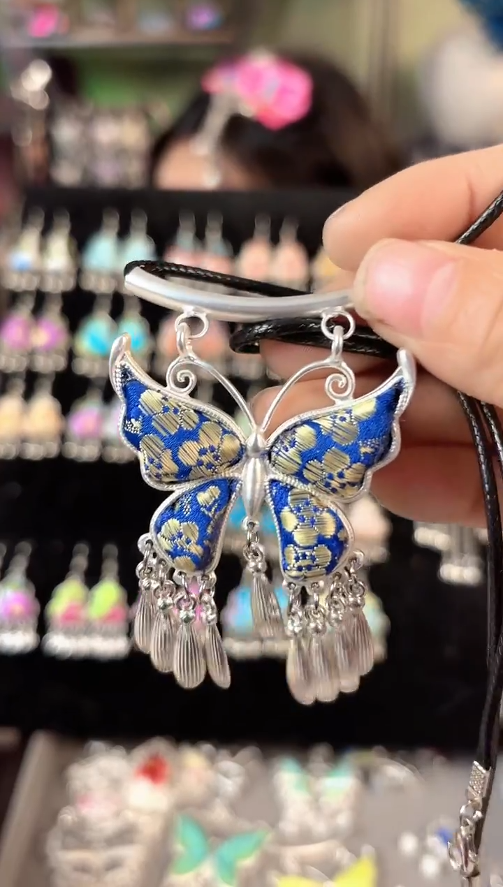 ?**?彩云南阁非遗老绣苗银饰品2