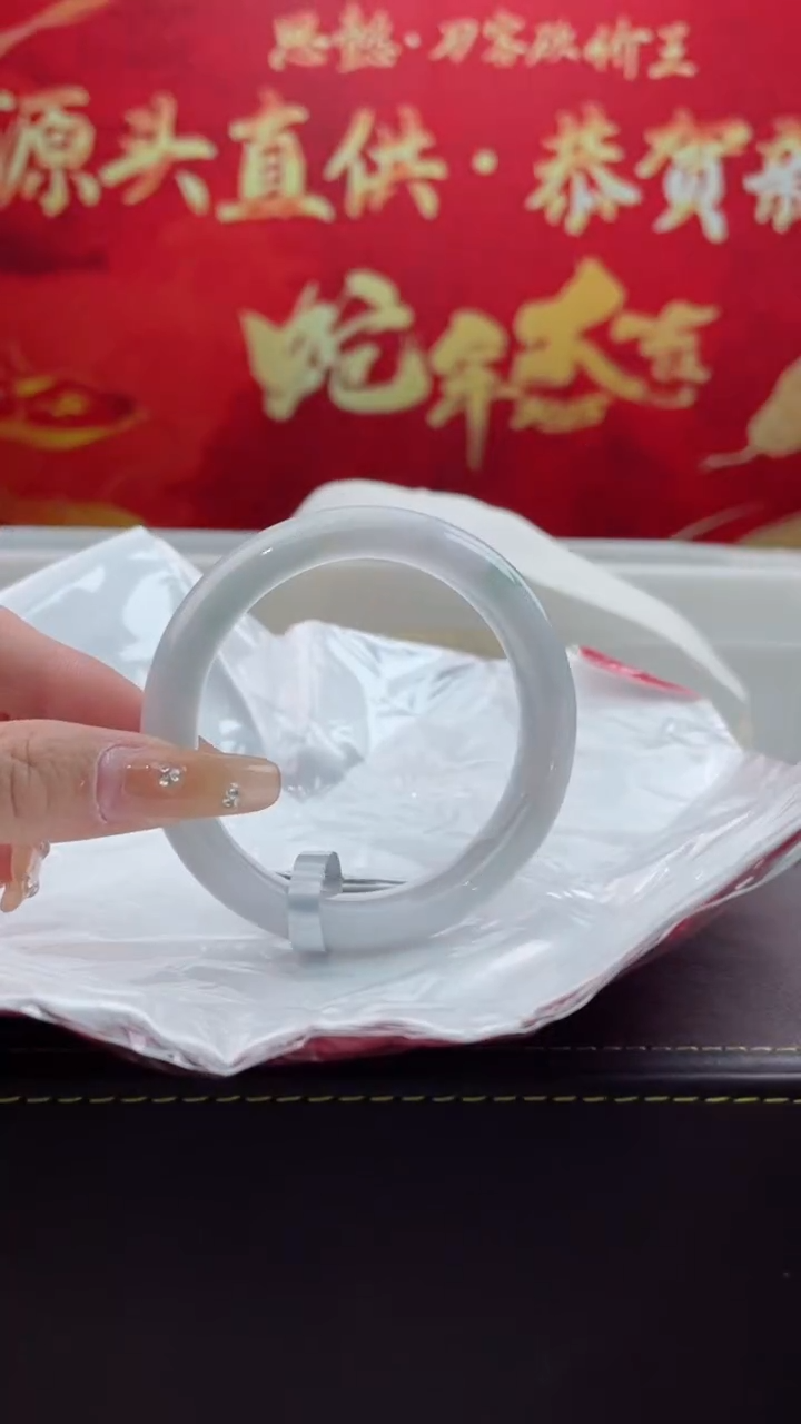 【闪购商品】翡翠手镯未镶嵌18翡翠手镯（微瑕）