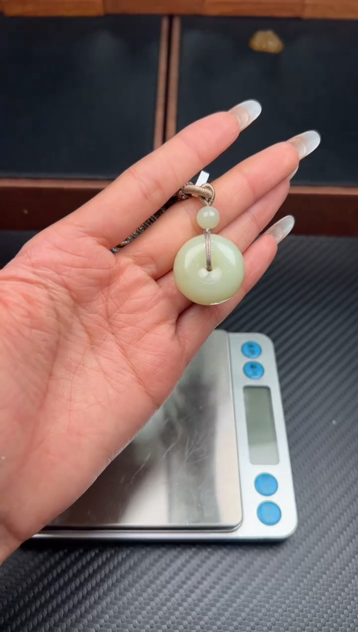 吊坠(赠链)未镶嵌和田玉且末微色差迪克兰二细M