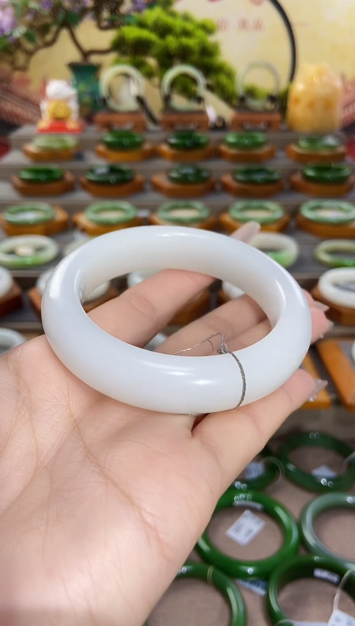 【闪购商品】和田玉手镯未镶嵌和田玉/山流水手镯56