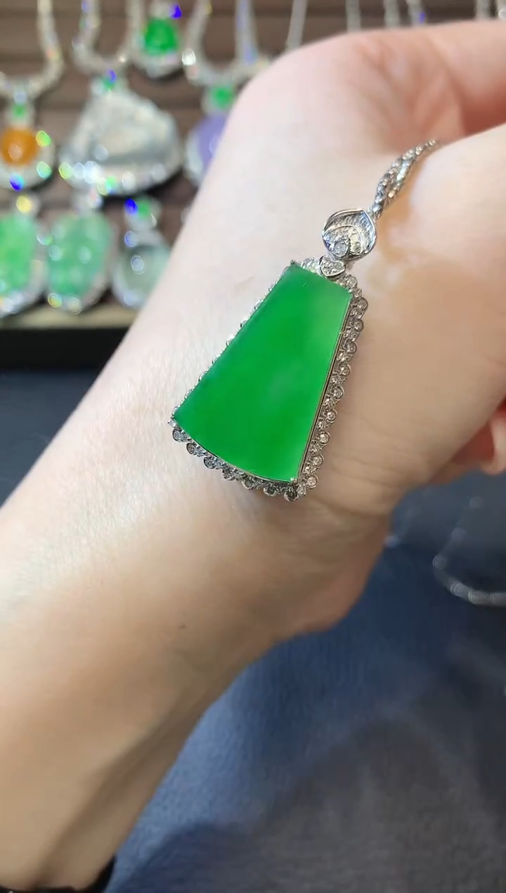 【闪购商品】翡翠吊坠(不含链)18K金镶嵌A62