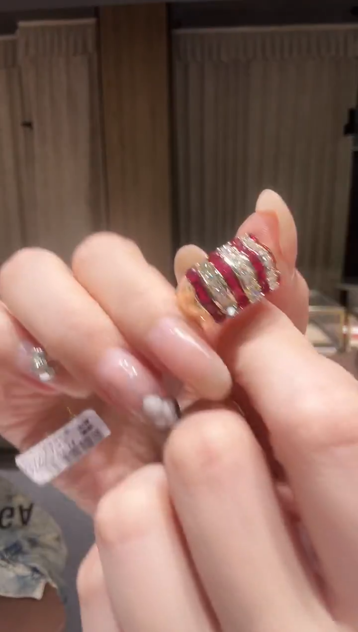 18K金镶嵌戒指钻石红白相间