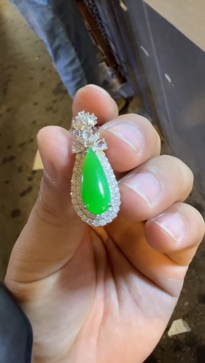 颈饰18K金镶嵌翡翠翡翠吊坠