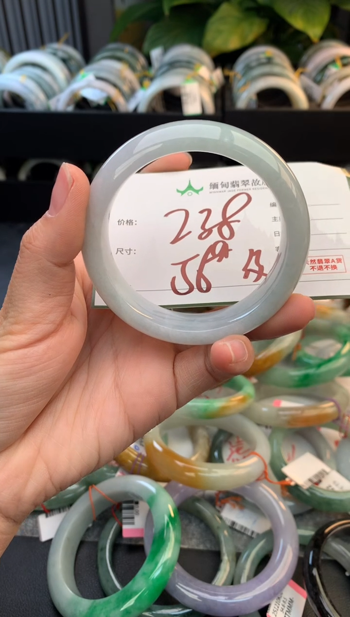 未镶嵌定制翡翠毛货需精细抛光+多人