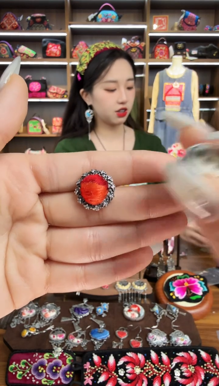 【闪购商品】织绣86蒙阿苏苗绣传承