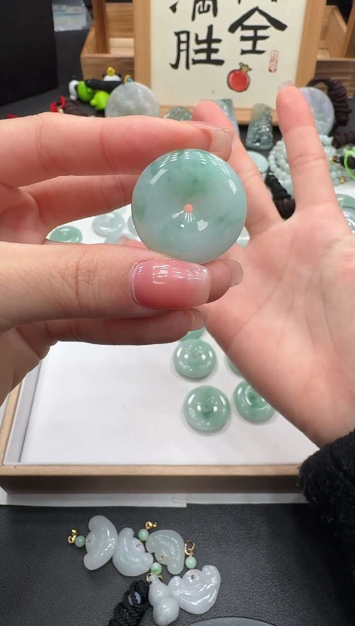 颈饰未镶嵌翡翠幽***扣子多样性发其一