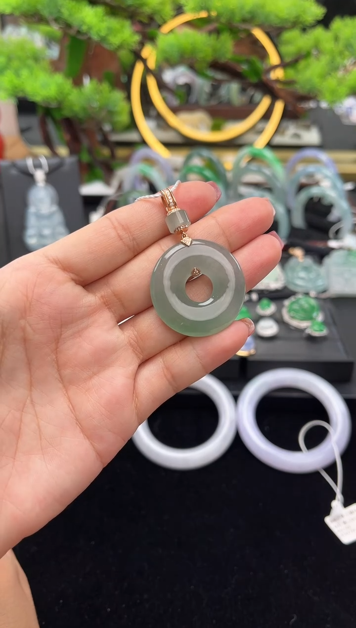 颈饰18K金镶嵌翡翠吊坠