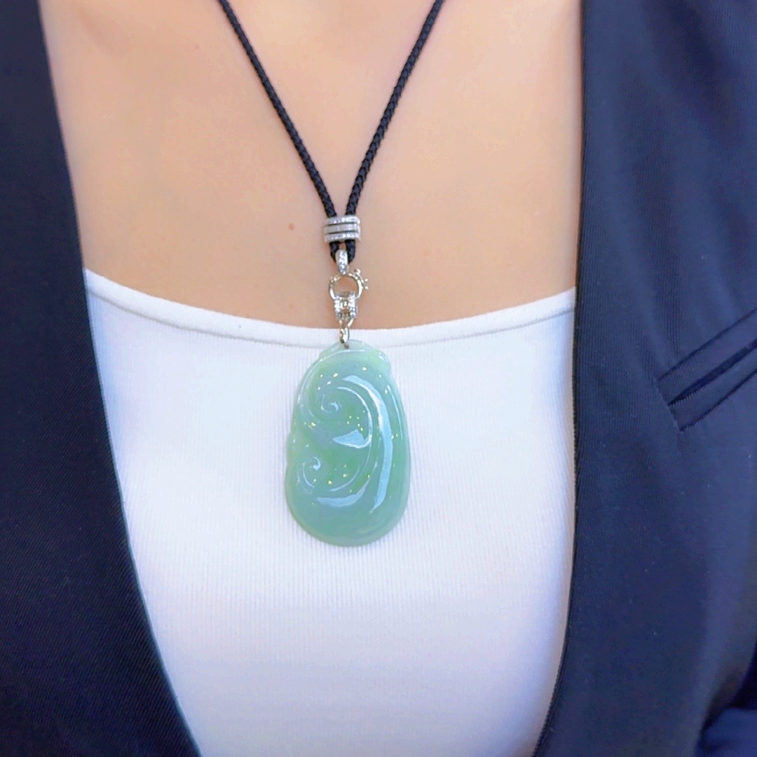 天然翡翠A货精致百搭绿如意吊坠高45+宽27+厚5+（多样性发其一）