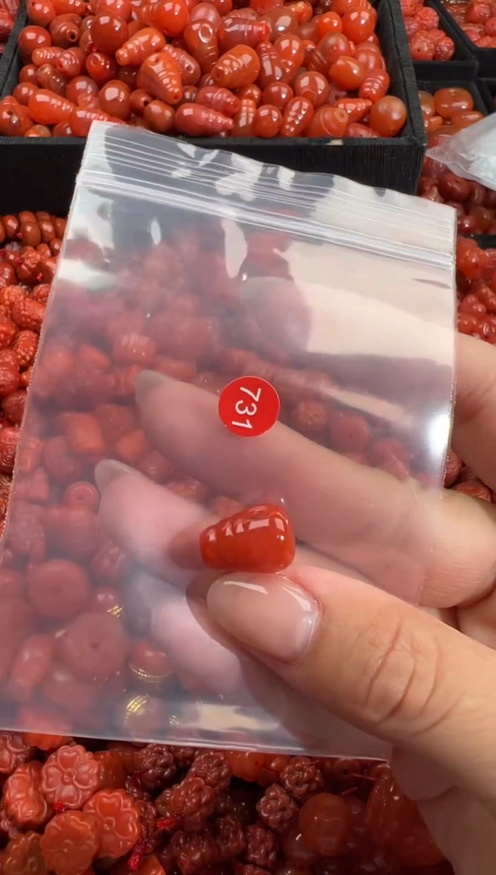 南红玛瑙未镶嵌颈饰1