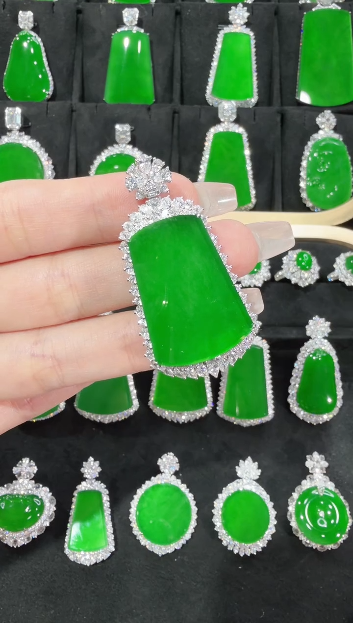 颈饰18K金镶嵌翡翠派**?无事牌天然A货翡翠72h鉴赏期