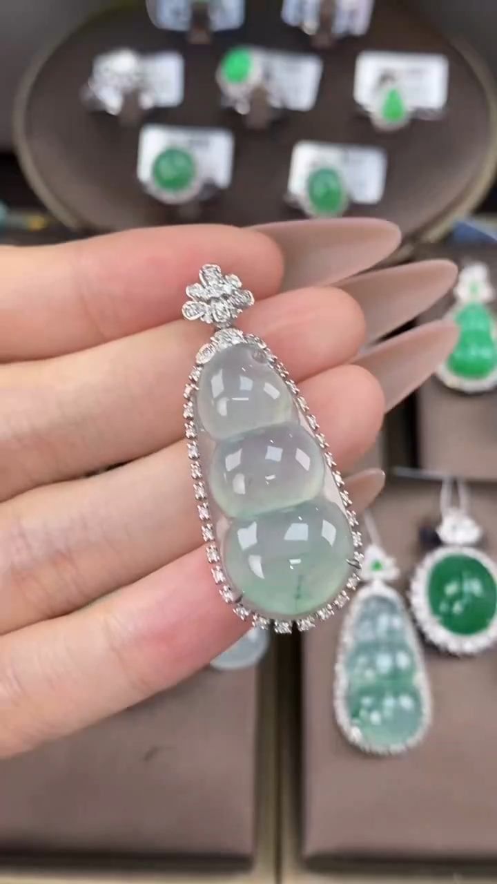 【闪购商品】翡翠吊坠(不含链)18K金镶嵌翡翠包镶福豆