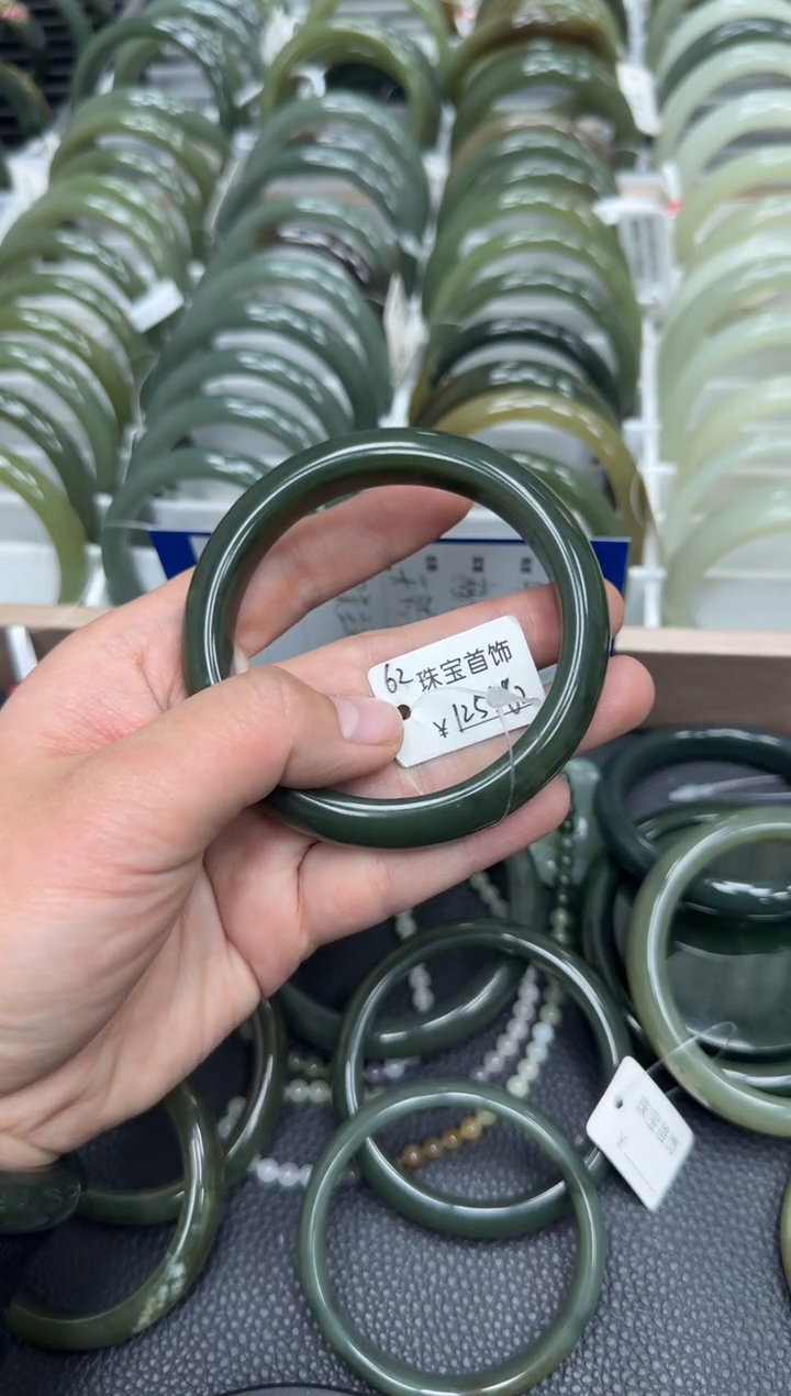 【闪购商品】和田玉手镯未镶嵌62天然和田玉有天然结构