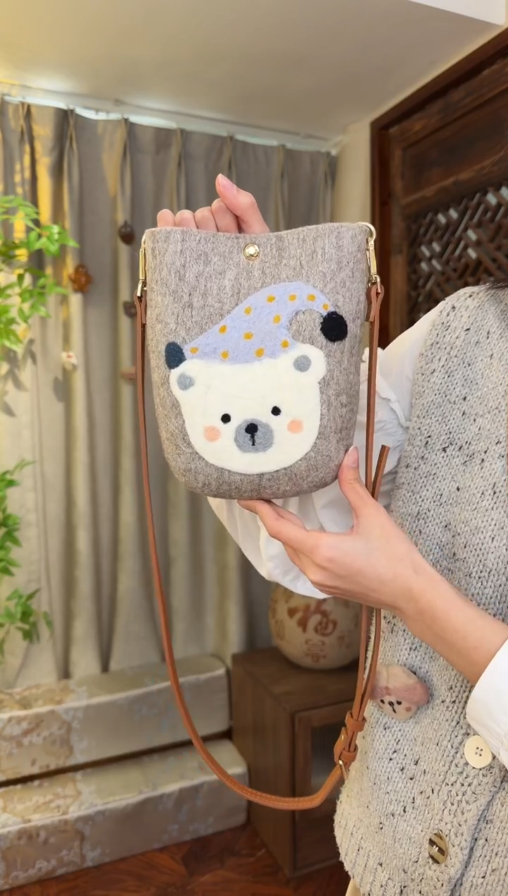 羊毛非遗羊毛毡包 手机包灰小熊