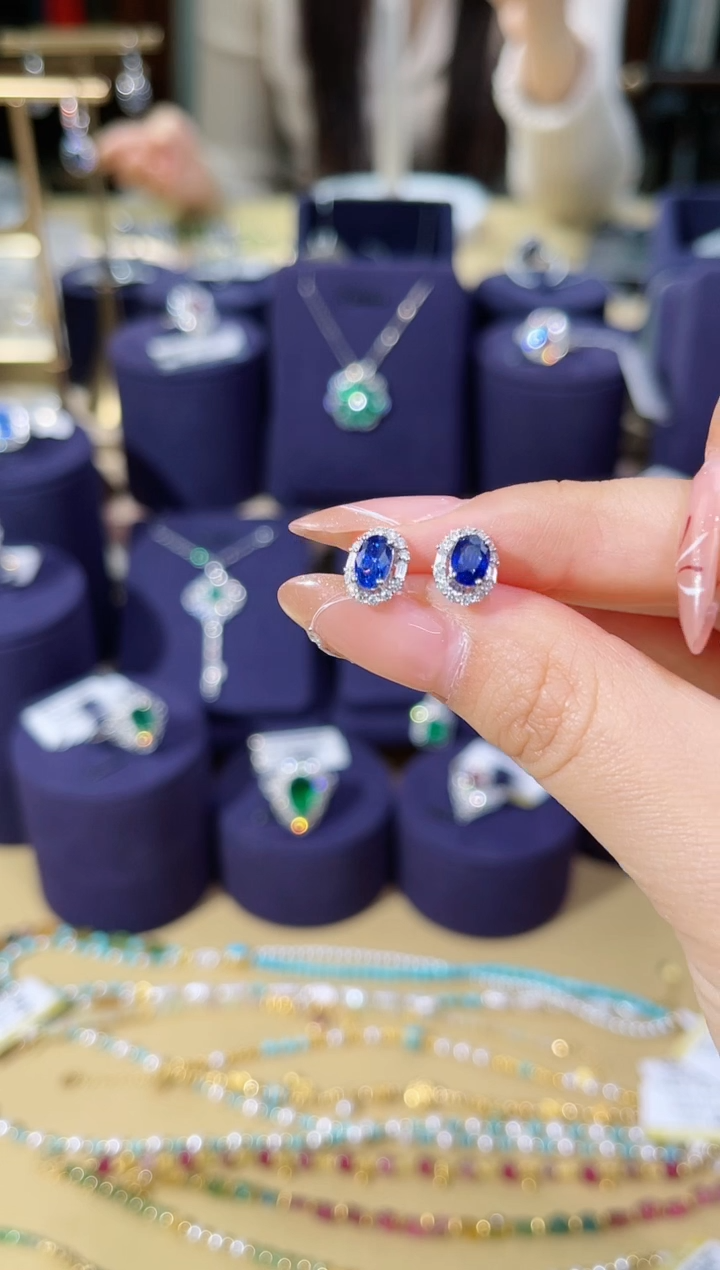 【闪购商品】蓝宝石耳饰18K金镶嵌1.04ct蓝宝石耳钉
