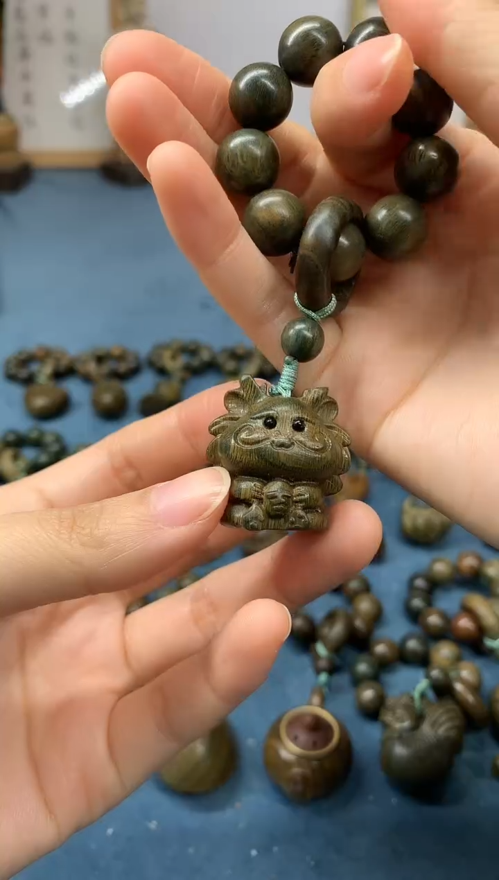 【闪购商品】维腊木（绿檀）把件小吉龙 盘玩件