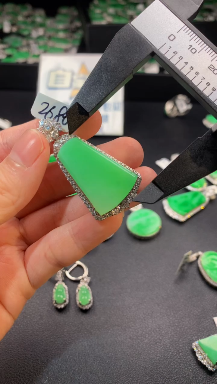 【闪购商品】翡翠颈饰银S925镶嵌翡翠