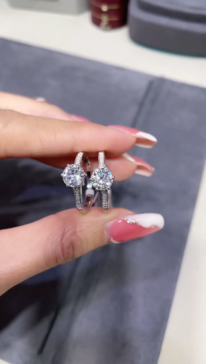 【合成/培育】18K金镶嵌莫桑戒指 约1ct 多样性发其一