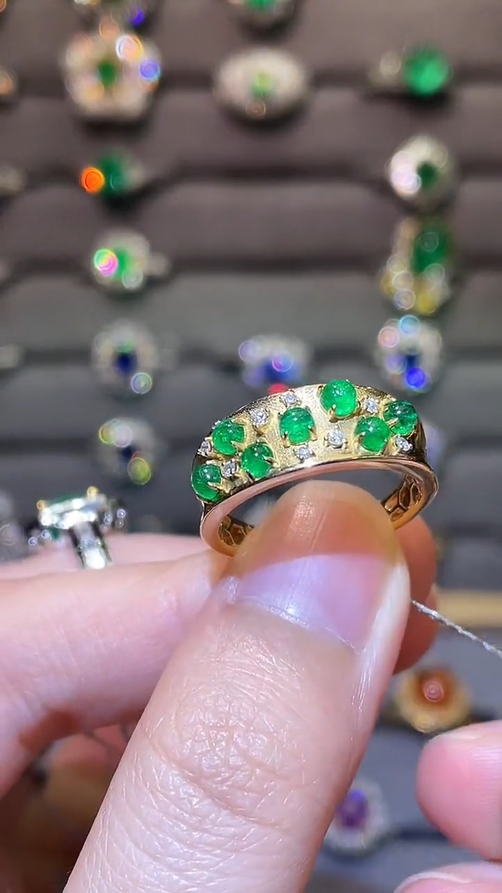 祖母绿戒指18K金镶嵌斯瓦特0.82CT