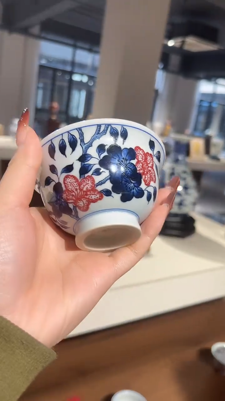 摆件陶瓷青花釉里红花卉压手杯