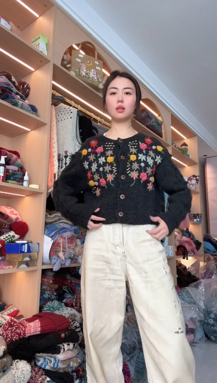 羊毛短版深灰立体花毛衣