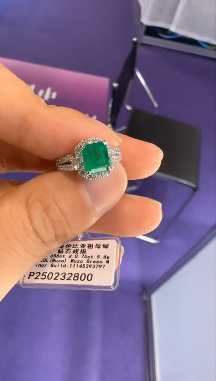 【闪购商品】定制祖母绿戒指铂Pt900镶嵌HKJ01801能等再拍