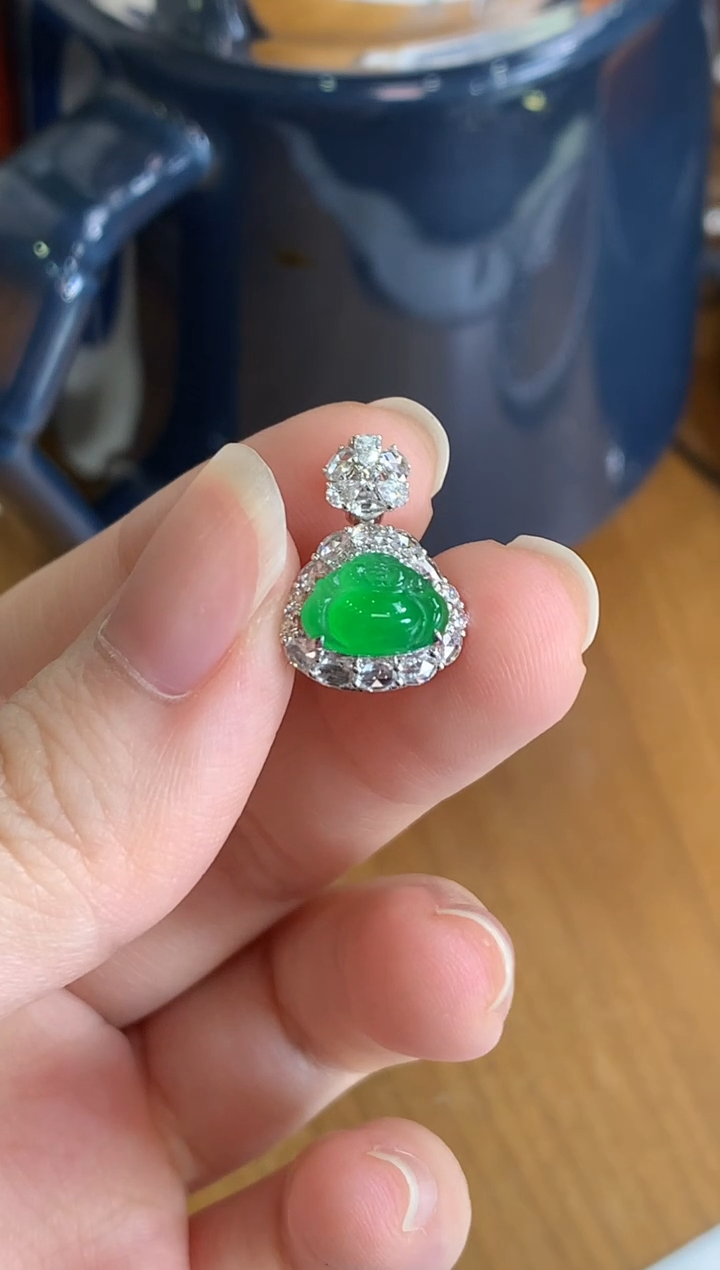 颈饰18K金镶嵌翡翠绿佛