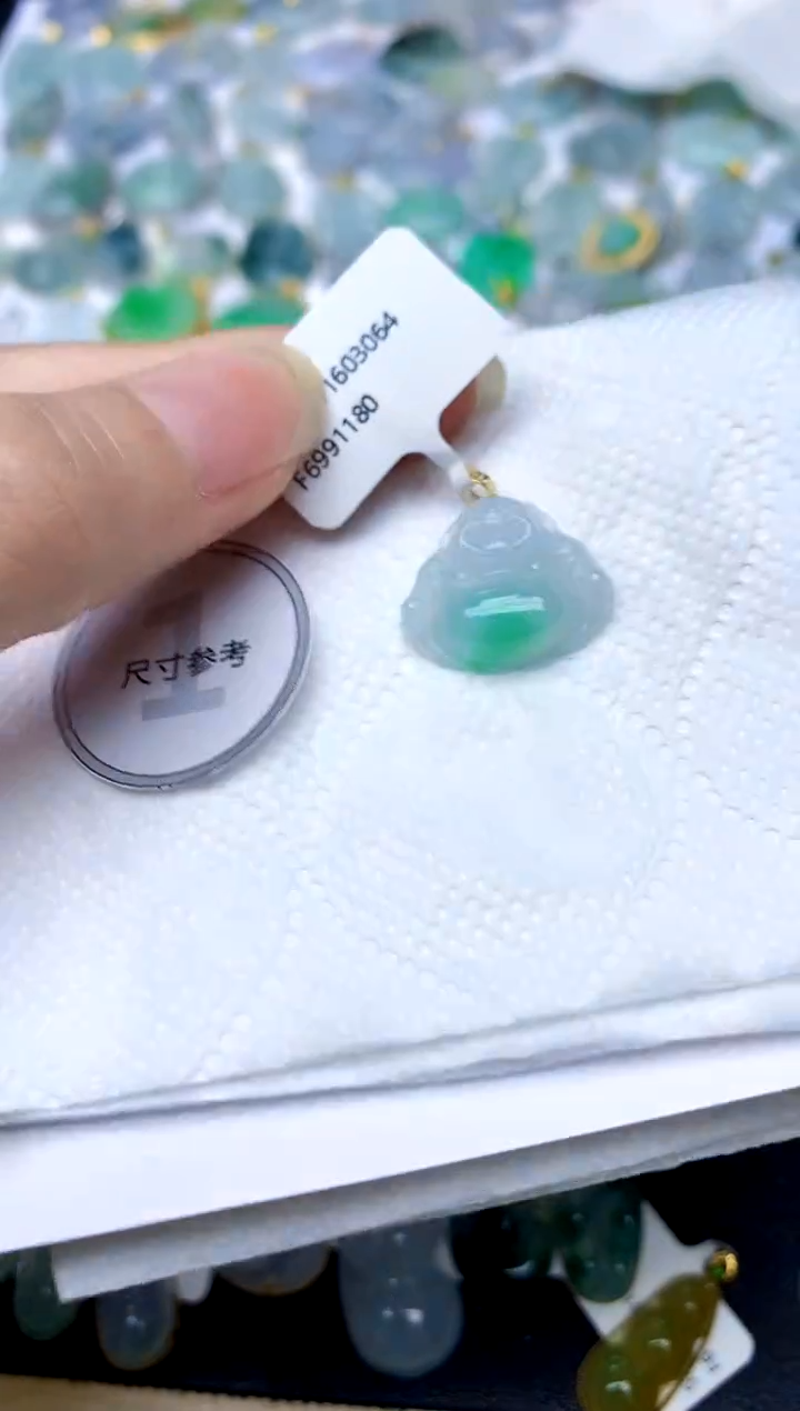 颈饰18K金镶嵌翡翠天然A货翡翠