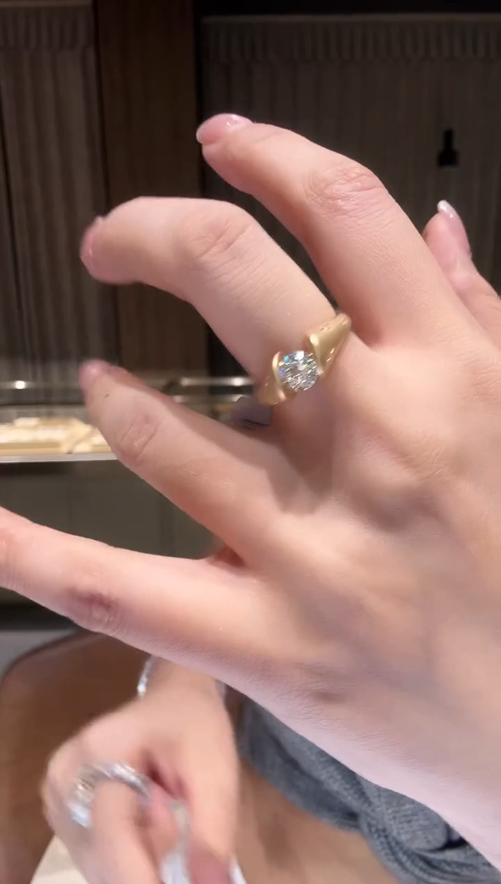 戒指18K金镶嵌钻石1克拉马蹄莲