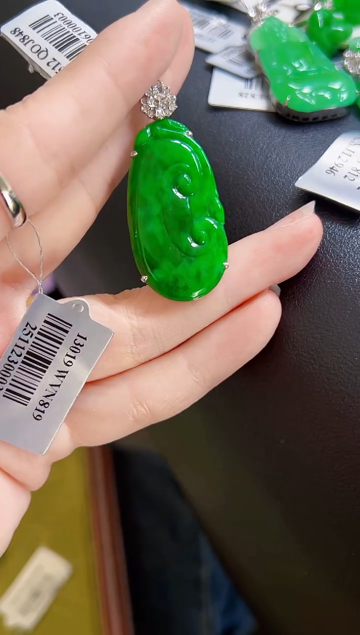 颈饰18K金镶嵌翡翠如意