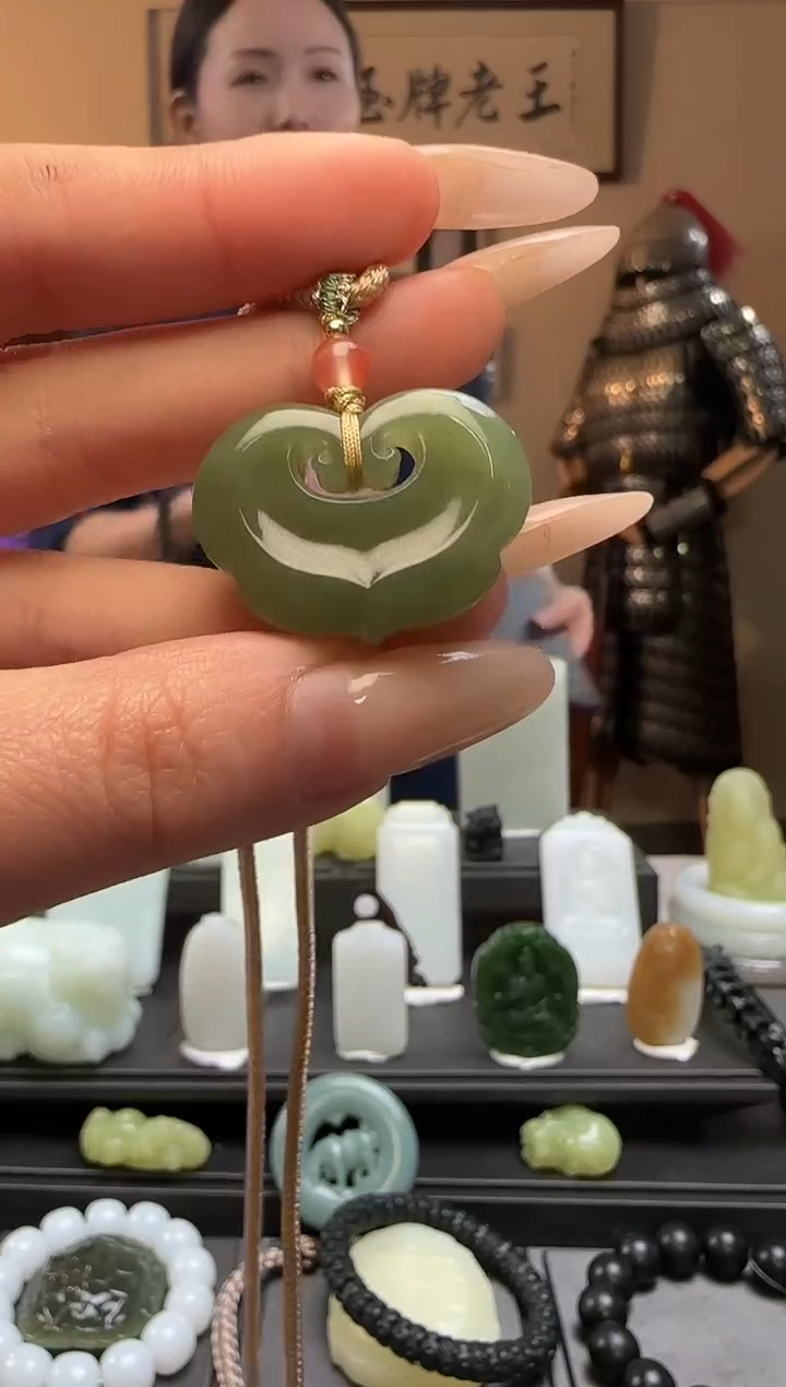 【闪购商品】和田玉青黄口如意锁未镶嵌吊坠