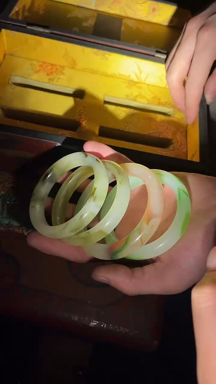 【闪购商品】【闪购商品】一抹绿手镯