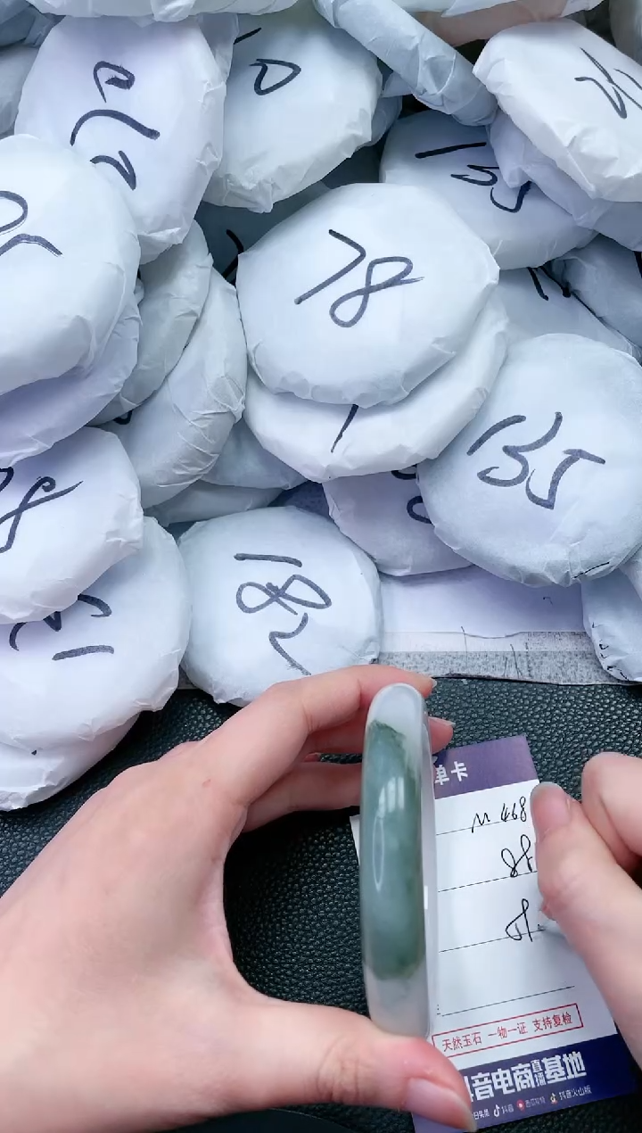 【闪购商品】石英质玉手镯未镶嵌M468
