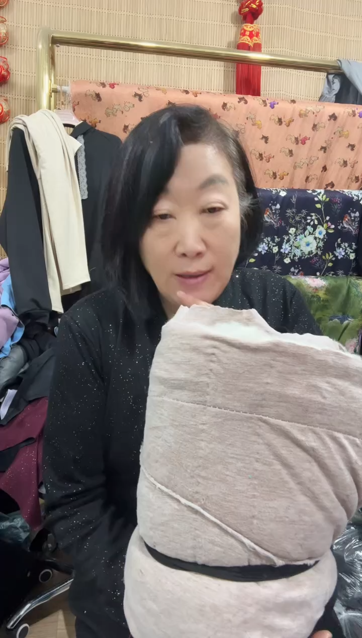 羊毛绗棉碎料杂色稍大3斤左右大小不一最大40公分左右有接头