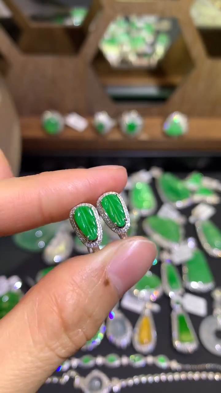 【闪购商品】翡翠吊坠(不含链)18K金镶嵌耳包